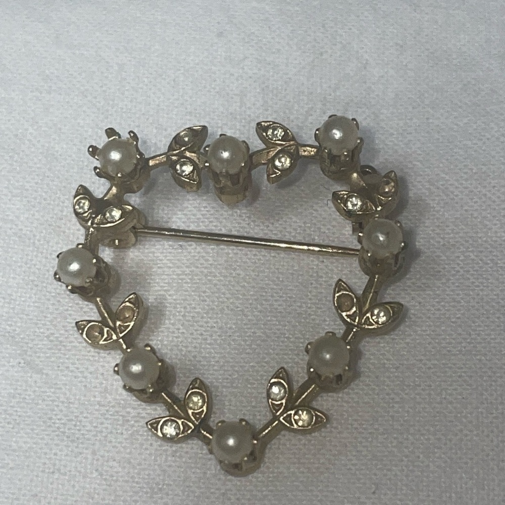 Vintage gold leaf pearl heart brooch pin